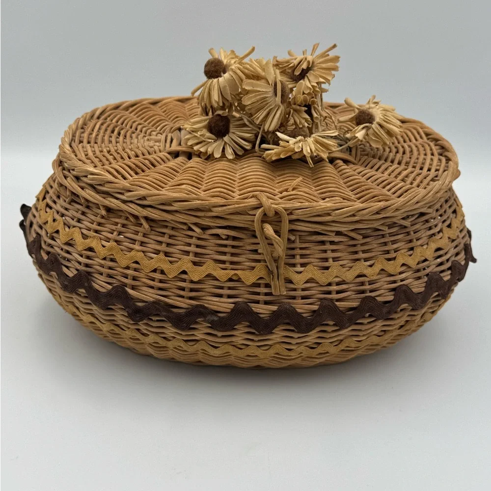 Vintage Wicker Lidded Basket Floral Top Cottagecore Storage‎ Sewing Box